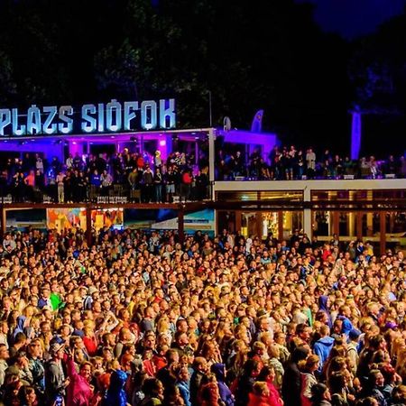 Апартаменты Lido Di Siofok - Aranypart - Minden 1 Percre! Экстерьер фото