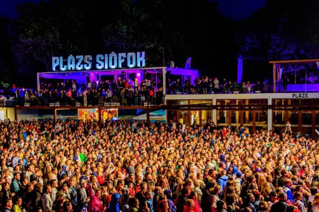 Апартаменты Lido Di Siofok - Aranypart - Minden 1 Percre! Экстерьер фото
